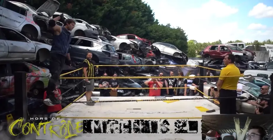 Un show de catch dans une casse auto