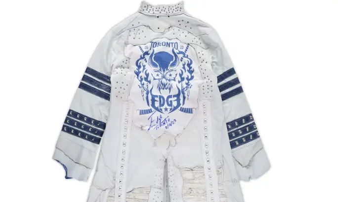 La veste d'Edge également mise en vente