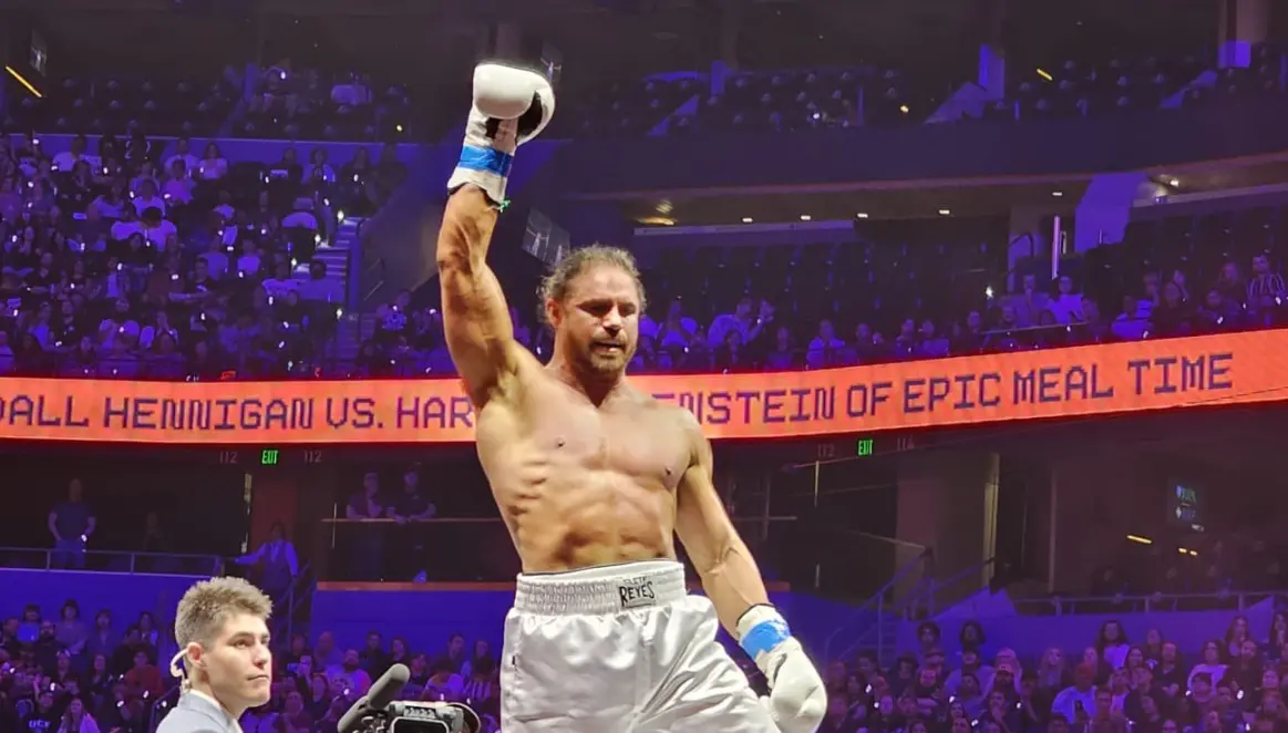 John Morrison remporte un combat de boxe